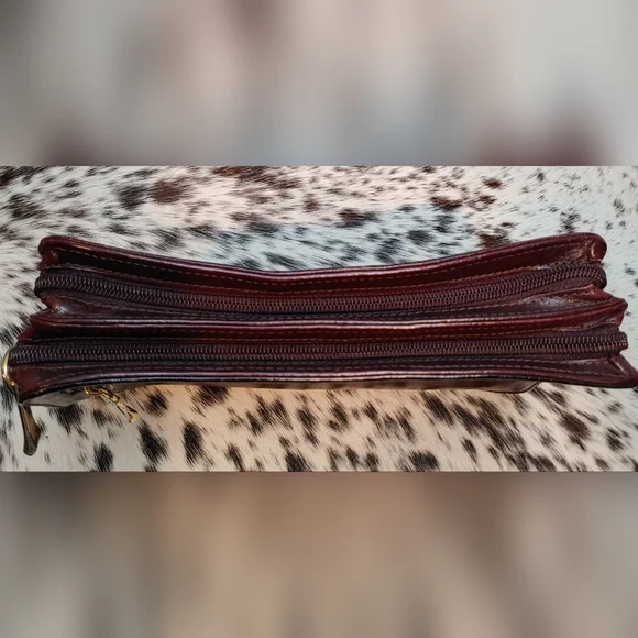 Ricardo Beverly Hills Women's Rich Black Cherry Leather Clutch - Picture 6 of 9